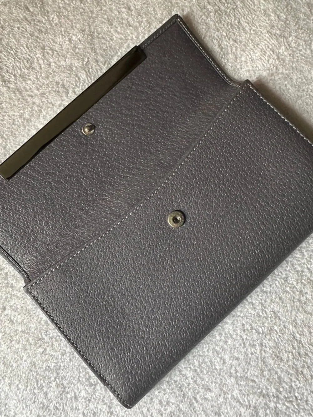 ✨ Gucci Pebbled Leather Wallet on Chain / Clutch ✨